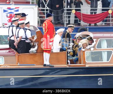 3 juin 2012, Londres, Royaume-Uni : LONDRES, ROYAUME-UNI - 3 JUIN : la reine Elizabeth II de Grande-Bretagne et les membres de la famille royale regardent un bateau les passer à bord de la barge royale « Spirit of Chartwell » pendant le concours du jubilé de diamant de la Tamise sur la Tamise à Londres le 3 juin 2012. La reine Elizabeth II a navigué dimanche sur une barge royale au centre d'un spectaculaire spectacle fluvial de 1 000 bateaux sur la Tamise, la pièce maîtresse des célébrations pour marquer son jubilé de diamant. Le 3 juin 2012 à Londres, Angleterre. ..personnes : Reine Elizabeth II. (image crédit : © SMG via ZUMA Press Wire) Banque D'Images