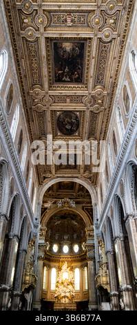 Une superbe vue intérieure d'une grande cathédrale avec des plafonds ornés, des fresques complexes et un autel magnifiquement éclairé. L'architecture met en valeur b Banque D'Images