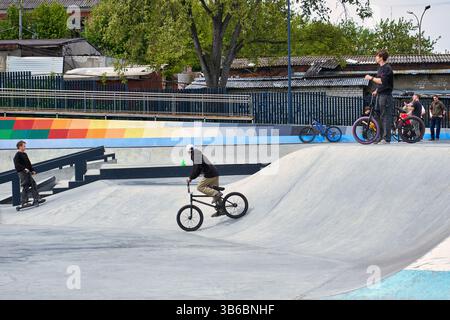 Cycliste sur un vélo BMX dans un skate Park Banque D'Images