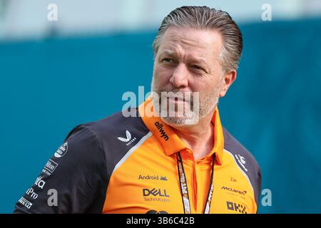 MIAMI, FLORIDE - 3 MAI : Zak Brown des États-Unis et l'écurie McLaren F1 Team regardent pendant le Sprint avant le Grand Prix de F1 de Miami à Miami International Autodrome le 3 mai 2024 à Miami, États-Unis. (Photo de Song Haiyuan/Paddocker) Banque D'Images