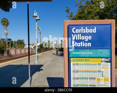 Carlsbad, Californie, États-Unis - 10-08-2019 : une vue d'un panneau d'affichage montrant des informations pour les trains de banlieue Coaster. Banque D'Images
