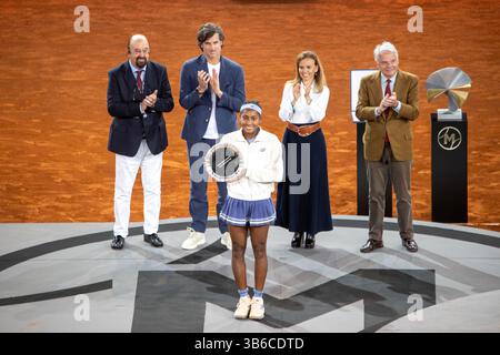Madrid, Espagne. 03 mai 2025. Madrid, Espagne. 3 mai 2025. Coco Gauff des États-Unis pose pour une photo avec le trophée après avoir perdu face à Aryna Sabalenka de Biélorussie lors de la finale féminine en simple du Mutua Madrid Open 2025 - WTA 1000 qui s'est tenue à la Caja Magica de Madrid. Résultat final : 6-3 7-6 pour Sabalenka crédit : D. Canales Carvajal/Alamy Live News Banque D'Images