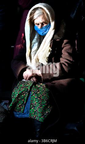 12 mars 2022, Lviv, Ukraine : Oleksandra Vasylivna Tarasivna, 90 ans repose à la gare centrale de Lviv, Ukraine, le 12 mars 2022. SWH a fui l'invasion russe à Kharkiv avec sa fille qui essaie de trouver un foyer sûr pour s'occuper de sa mère âgée. L'exode des réfugiés est le plus important en Europe depuis la seconde Guerre mondiale. (Crédit image : © Carol Guzy/ZUMA Press Wire) Banque D'Images