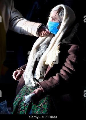 12 mars 2022, Lviv, Ukraine : Oleksandra Vasylivna Tarasivna, 90 ans repose à la gare centrale de Lviv, Ukraine, le 12 mars 2022. SWH a fui l'invasion russe à Kharkiv avec sa fille qui essaie de trouver un foyer sûr pour s'occuper de sa mère âgée. L'exode des réfugiés est le plus important en Europe depuis la seconde Guerre mondiale. (Crédit image : © Carol Guzy/ZUMA Press Wire) Banque D'Images