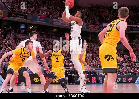 13 mars 2022 : le garde Jaden Ivey (23 ans) de Purdue Boilermakers surpasse la défense de l'attaquant des Hawkeyes de l'Iowa Filip Rebraca (0 ans) et du garde des Hawkeyes de l'Iowa Joe Toussaint (2 ans) dans le match entre les Hawkeyes de l'Iowa et les Boilermakers de Purdue à Gainbridge Fieldhouse, à Indianapolis, Indiana. Crédit obligatoire : Sandra Dukes/CSM.(image de crédit : Banque D'Images