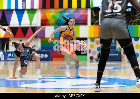 26 février 2022, Madrid, Espagne : ANGELA SALVADORES (avec le ballon) attaque alors qu'elle est défendue par MARIA ESPIN lors du match de Liga Femenina Endesa entre Movistar Estudiantes et Valencia basket Club à la Movistar Academy Magarinos. (Crédit image : © Oscar Ribas Torres/ZUMA Press Wire Service) Banque D'Images
