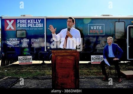 5 octobre 2022, Topeka, Kansas, États-Unis : le procureur général du Kansas DEREK SCHMIDT L'actuel candidat républicain au poste de gouverneur s'adresse à la foule de partisans qui se sont présentés au coup d'envoi du bus de la tournée électorale du KSGOP. Assis là en arrière-plan est le sénateur américain Dr Roger Marshall (crédit image : © Mark Reinstein/ZUMA Press Wire) Banque D'Images