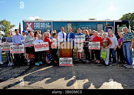 5 octobre 2022, Topeka, Kansas, États-Unis : le procureur général du Kansas, Derek Schmidt, et le sénateur américain, le Dr Roger Marshall, posent pour une photo de groupe avec certains des partisans qui se sont présentés au début du coup d'envoi du bus de la tournée électorale du KSGOP. (Crédit image : © Mark Reinstein/ZUMA Press Wire) Banque D'Images