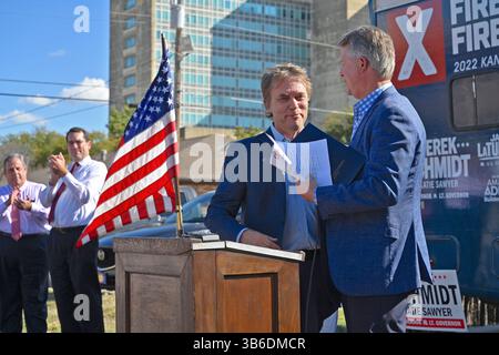 5 octobre 2022, Topeka, Kansas, États-Unis : le sénateur AMÉRICAIN Dr Roger Marshall (R) présente l'ancien gouverneur du Kansas Dr Jeff Colyer à la foule lors du coup d'envoi du bus de la tournée KSGOP. En arrière-plan, l'ancien gouverneur du New Jersey Chris Christie et le procureur général du Kansas Derek Schmidt, l'actuel candidat républicain au poste de gouverneur (crédit image : © Mark Reinstein/ZUMA Press Wire) Banque D'Images