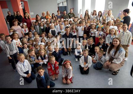1er septembre 2022, Irpin, Ukraine : le président ukrainien Volodymyr Zelenskyy, centre, pose avec les élèves et les enseignants pendant la première journée de cours à l'école primaire A. S. Makarenko, le 1er septembre 2022 à Irpin, Ukraine. L’école a été reconstruite avec l’aide de l’UNICEF après avoir été détruite lors d’attaques russes en mars dernier. (Crédit image : © Sarsenov Daniiar/Ukraine Preside/Planet Pix via ZUMA Press Wire) Banque D'Images
