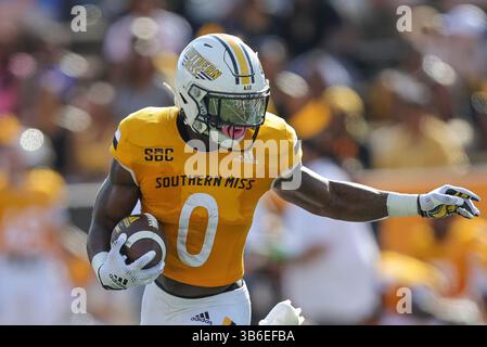 16 SEPTEMBRE 2023 : Southern Miss Golden Eagles Running back Rodrigues Clark (0) porte le ballon lors d'un match de football universitaire entre la Tulane Green Wave et les Southern Miss Golden Eagles au M.M. Roberts Stadium à Hattiesburg, Mississippi. Bobby McDuffie/CSM (crédit image : Banque D'Images