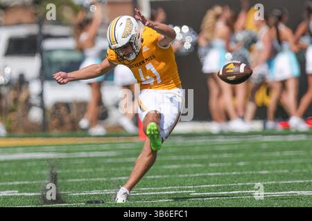 16 SEPTEMBRE 2023 : Connor Gibbs (41), le kicker de Southern Miss Golden Eagles place, donne le coup d'envoi d'un match de football universitaire entre la Tulane Green Wave et les Southern Miss Golden Eagles au M.M. Roberts Stadium à Hattiesburg, Mississippi. Bobby McDuffie/CSM (crédit image : Banque D'Images