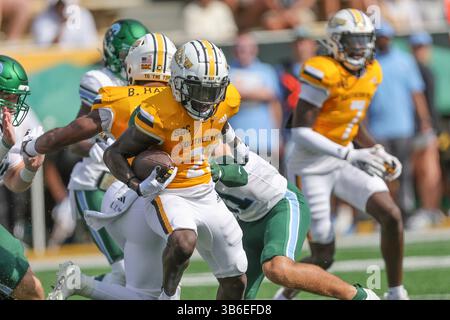 16 SEPTEMBRE 2023 : Southern Miss Golden Eagles Tiaquelin Mims (21 ans) porte le ballon lors d'un match de football universitaire entre la Tulane Green Wave et les Southern Miss Golden Eagles au M.M. Roberts Stadium à Hattiesburg, Mississippi. Bobby McDuffie/CSM (crédit image : Banque D'Images