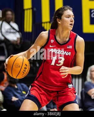 25 février 2024 Berkeley, CA États-Unis la garde de l'Arizona Helena Pueyo (13) cherche à passer le ballon lors du match de basket féminin de la NCAA entre les Wildcats de l'Arizona et les Golden Bears de Californie. Arizona a battu la Californie 87-68 au Haas Pavilion Berkeley Calif. Thurman James / CSM (crédit image : © Thurman James/CSM via ZUMA Press Wire) Banque D'Images