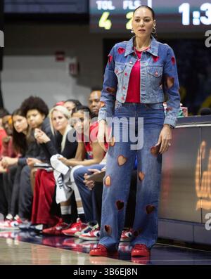 25 février 2024 Berkeley, CA États-Unis Adia Barnes, entraîneur-chef de l'Arizona, sur le terrain lors du match de basket-ball féminin de la NCAA entre les Wildcats de l'Arizona et les Golden Bears de Californie. Arizona a battu la Californie 87-68 au Haas Pavilion Berkeley Calif. Thurman James / CSM (crédit image : © Thurman James/CSM via ZUMA Press Wire) Banque D'Images
