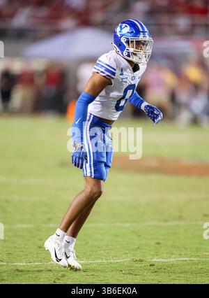 16 septembre 2023 : Jakob Robinson #0 BYU défensive Back remue ses pieds alors que le ballon est mis en jeu. BYU a battu l'Arkansas 38-31 à Fayetteville, AR. Richey Miller/CSM (crédit image : Banque D'Images