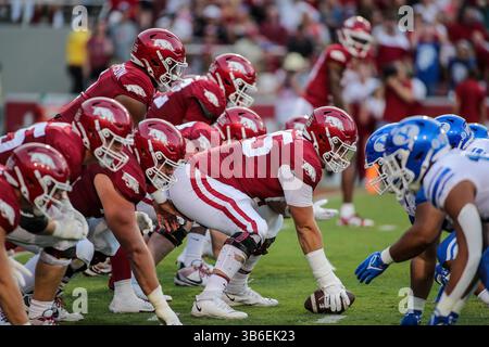 16 septembre 2023, Fayetteville, Arkansas, États-Unis : le lineman offensif des Razorbacks de l'Arkansas, BEAUX LIMMER (55), se prépare à prendre le quart-arrière KJ JEFFERSON (1) lors de la victoire de BYU Golden Flashes sur les Razorbacks de l'Arkansas au Donald W. Reynolds Razorback Stadium. (Crédit image : © Brent Soule/ZUMA Press Wire) Banque D'Images