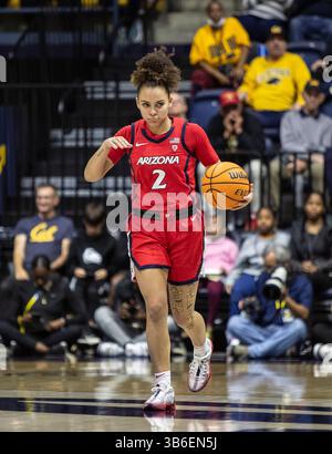 25 février 2024 Berkeley, CA États-Unis la garde de l'Arizona Jada Williams (2) définit le match de basket-ball féminin de la NCAA entre les Wildcats de l'Arizona et les Golden Bears de Californie. Arizona a battu la Californie 87-68 au Haas Pavilion Berkeley Calif. Thurman James / CSM (crédit image : © Thurman James/CSM via ZUMA Press Wire) Banque D'Images