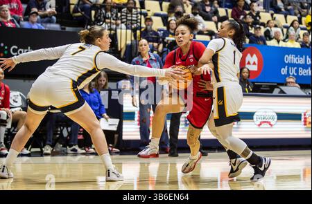 25 février 2024 Berkeley, CA États-Unis la garde de l'Arizona Jada Williams (2) se dirige vers le panier lors du match de basket féminin de la NCAA entre les Wildcats de l'Arizona et les Golden Bears de Californie. Arizona a battu la Californie 87-68 au Haas Pavilion Berkeley Calif. Thurman James / CSM (crédit image : © Thurman James/CSM via ZUMA Press Wire) Banque D'Images