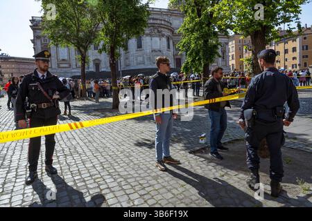 Rome, Italie. 27 avril 2025. Policiers vus à l'extérieur de la basilique. Les gens se sont rendus à la basilique papale de mises Marie Major, au centre de Rome, ont visité la tombe du pape François, décédé le lundi 21 avril 2025 à l'âge de 88 ans, et a été enterré à mises Marie Major le 26 avril. Crédit : SOPA images Limited/Alamy Live News Banque D'Images