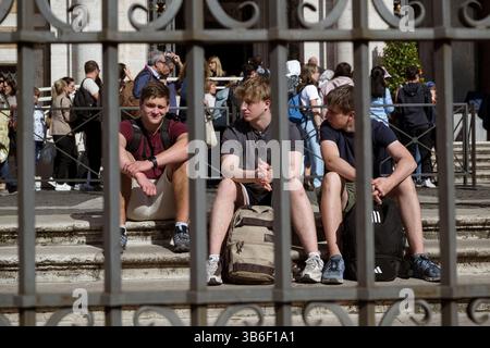 Rome, Italie. 27 avril 2025. Des garçons vus à l'extérieur de la basilique. Les gens se sont rendus à la basilique papale de mises Marie Major, au centre de Rome, ont visité la tombe du pape François, décédé le lundi 21 avril 2025 à l'âge de 88 ans, et a été enterré à mises Marie Major le 26 avril. Crédit : SOPA images Limited/Alamy Live News Banque D'Images