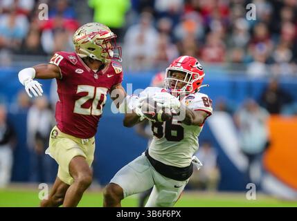 30 décembre 2023 :.Georgia Bulldogs Wide Receiver Dillon Bell (86) fait une prise contre l'arrière défensif des Seminoles de Floride Azareye'h Thomas (20) pendant la première moitié du Capital One Orange Bowl entre les Bulldogs de l'Université de Géorgie et les Seminoles de l'Université de Floride au Hard Rock Stadium de Miami Gardens, FL. Ron Lane/CSM (crédit image : © Ron Lane/CSM via ZUMA Press Wire) Banque D'Images