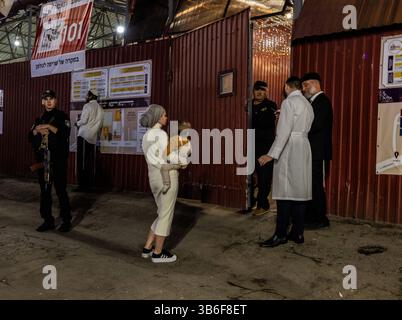 16 septembre 2023, Uman, Ukraine : une femme et son enfant sont refusés de pénétrer dans une salle de restauration réservée aux hommes à Uman, Ukraine. (Crédit image : © Svet Jacqueline/ZUMA Press Wire) Banque D'Images