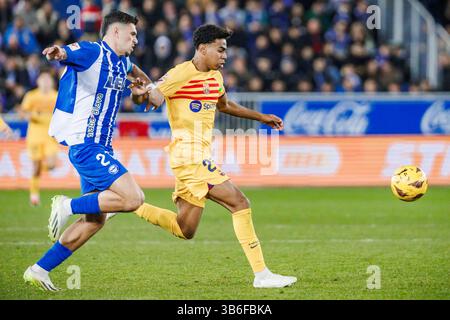 3 février 2024, Bilbao, Espagne : Lamine Yamal du FC Barcelone (R) se bat pour le ballon avec Javi Lopez du Deportivo Alaves (l) lors du match LaLiga EA Sports entre le Deportivo Alaves et le FC Barcelone au stade Estadio de Mendizorroza le 3 janvier 2024 à Bilbao, Espagne. (Crédit image : © ma de Gracia Jimenez/DAX via ZUMA Press Wire) Banque D'Images