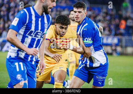 3 février 2024, Bilbao, Espagne : Lamine Yamal du FC Barcelone (l) se bat pour le ballon avec Javi Lopez du Deportivo Alaves (R) gestes lors du match LaLiga EA Sports entre le Deportivo Alaves et le FC Barcelone au stade Estadio de Mendizorroza le 3 janvier 2024 à Bilbao, Espagne. (Crédit image : © ma de Gracia Jimenez/DAX via ZUMA Press Wire) Banque D'Images