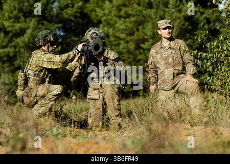 16 septembre 2023, Adazi, Pieriga, Pologne : soldats de l'armée américaine avec le ''Red Currahee'', équipe de combat, train de la 101e division aéroportée avec un fusil M3 Carl Gustaf sans recul de 84 mm lors d'un exercice de force avec les forces armées lettones et polonaises au Camp Adazi, 16 septembre 2023 à Adazi, Lettonie, (crédit image : © Ssgt. Oscar Gollaz/Armée américaine/planète Pix via ZUMA Press Wire) Banque D'Images