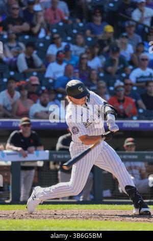 17 septembre 2023 : Hunter Goodman (15 ans), joueur de terrain droit du Colorado, frappe son premier homer de Ligue majeure pendant le match avec les Giants de San Francisco et les Rockies du Colorado qui se tient à Coors Field à Denver Co. David Seelig/Cal Sport Medi (crédit image : © David Seelig / Cal Sport Media/CSM via ZUMA Press Wire) Banque D'Images