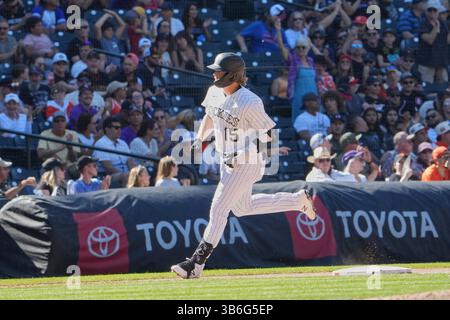 17 septembre 2023 : Hunter Goodman (15 ans), joueur de terrain droit du Colorado, frappe son premier homer de Ligue majeure pendant le match avec les Giants de San Francisco et les Rockies du Colorado qui se tient à Coors Field à Denver Co. David Seelig/Cal Sport Medi (crédit image : © David Seelig / Cal Sport Media/CSM via ZUMA Press Wire) Banque D'Images