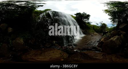 Cascade dans la forêt tropicale. Sitapigagan Falls. Sumatra, Indonésie. Vue à 360 degrés. Banque D'Images