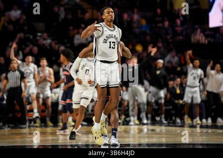 17 janvier 2024 le garde des Vanderbilt Commodores Malik Presley (13 ans) célèbre un Made Three contre les Auburn Tigers lors de la deuxième moitié d'un match de basket-ball de la NCAA entre les Auburn Tigers et les Vanderbilt Commodores au Memorial Gym à Nashville Tennessee. (Crédit photo obligatoire : Steve Roberts/CSM) (crédit image : © Steve Roberts/Cal Sport Media/CSM via ZUMA Press Wire) Banque D'Images