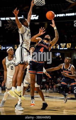 17 janvier 2024 L'attaquant des Tigers d'Auburn Johni Broome (4) se fait fouler par le garde des Commodores de Vanderbilt Malik Presley (13) alors qu'il conduit la voie pendant la seconde moitié d'un match de basket-ball de la NCAA entre les Tigers d'Auburn et les Commodores de Vanderbilt au Memorial Gym de Nashville Tennessee. (Crédit photo obligatoire : Steve Roberts/CSM) (crédit image : © Steve Roberts/Cal Sport Media/CSM via ZUMA Press Wire) Banque D'Images