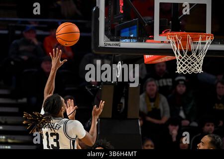 17 janvier 2024 le garde des Commodores Vanderbilt Malik Presley (13 ans) tire le ballon |A pendant la seconde moitié d'un match de basket-ball de la NCAA entre les Auburn Tigers et les Commodores de Vanderbilt au Memorial Gym à Nashville Tennessee. (Crédit photo obligatoire : Steve Roberts/CSM) (crédit image : © Steve Roberts/Cal Sport Media/CSM via ZUMA Press Wire) Banque D'Images