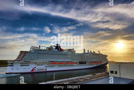 4 juin 2021, Port Canaveral, FL, États-Unis : le navire Carnival Cruise Line mardi gras accoste au terminal 3 de Port Canaveral, Floride, tôt le vendredi matin, 4 juin 2021. Le tout nouveau navire a une capacité de 6 500 passagers et 20 ponts, ce qui en fait le huitième plus grand navire de croisière au monde. Le mardi gras est aussi le premier navire en Amérique du Nord alimenté entièrement au gaz naturel liquéfié. (Crédit image : © Joe Burbank/Orlando Sentinel via ZUMA Press Wire) Banque D'Images