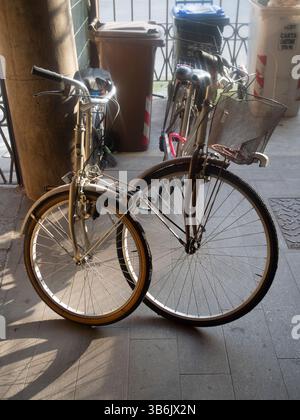 Cremona, Italie - 12 avril 2025 vélos classiques de différentes tailles capturés dans un cadre extérieur bicyclettes garées près d'un bâtiment vélos en vedette Banque D'Images