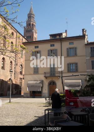 Cremona, Italie - 12 avril 2025 exploration du cœur de Crémone Un aperçu de l'histoire et de l'architecture italiennes sous un ciel bleu clair avec des ombres an Banque D'Images