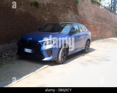 Cremona, Italie - 12 avril 2025 BMW X2 M35i SUV compact performance en long Beach Blue est garé à Cremona son carénage avant agressif, M emblème an Banque D'Images