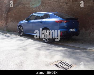 Cremona, Italie - 12 avril 2025 BMW X2 M35i SUV compact performance en long Beach Blue est garé à Cremona son carénage avant agressif, M emblème an Banque D'Images