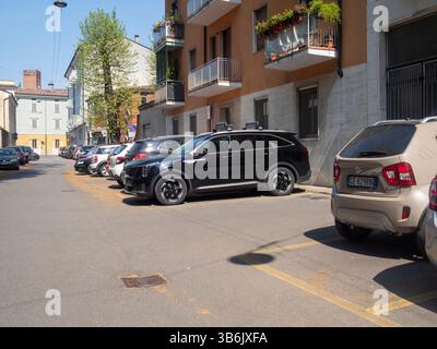 Cremona, Italie - 12 avril 2025 Black Kia Sorento garé sur une rue de la ville avec d'autres véhicules visibles en arrière-plan le jour ensoleillé avec Clear Sky A. Banque D'Images