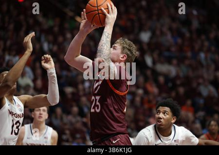 19 février 2024 : le garde des Virginia Tech Hokies, Tyler nickel (23 ans), tire sur un flotteur lors du match de basket-ball masculin de la NCAA entre les cavaliers de Virginie et les Virginia Tech Hokies au Cassell Coliseum de Blacksburg, en Virginie. Greg Atkins/CSM (image de crédit : Banque D'Images