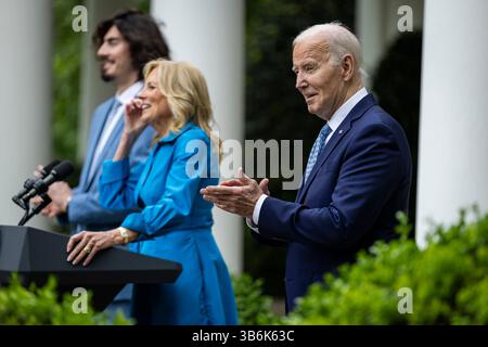6 mai 2024, Washington, District of Columbia, États-Unis : le président des États-Unis Joe Biden applaudit alors que la première dame Dr Jill Biden parle lors d'une réception Cinco de Mayo dans la roseraie de la Maison Blanche le 6 mai 2024 à Washington, DC le président et la première dame Biden accueillent l'événement qui célèbre la victoire mexicaine sur le second Empire français à la bataille de Puebla en 1862 (crédit image : © Samuel Corum - piscine via CNP/CNP via ZUMA Press Wire) Banque D'Images