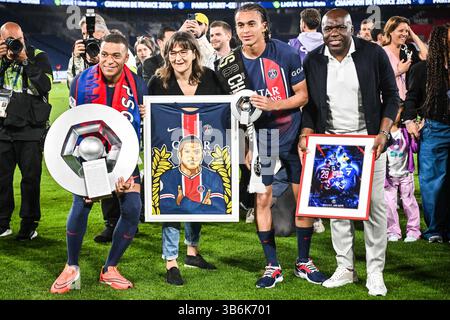 1er janvier 2021, Paris, France, France : Fayza LAMARI, Wilfrid (Wilfried) MBAPPE, Kylian MBAPPE du PSG et Ethan MBAPPE du PSG célèbrent la première place du championnat de France de Ligue 1 2023-24 avec le trophée lors du match de Ligue 1 entre le Paris Saint-Germain (PSG) et le Toulouse FC au Parc des Princes Stadium le 12 mai 2024 à Paris, France. (Crédit image : © Matthieu Mirville/ZUMA Press Wire) Banque D'Images