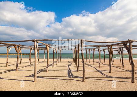 Plage vide et mer au début du printemps par une journée ensoleillée. Banque D'Images