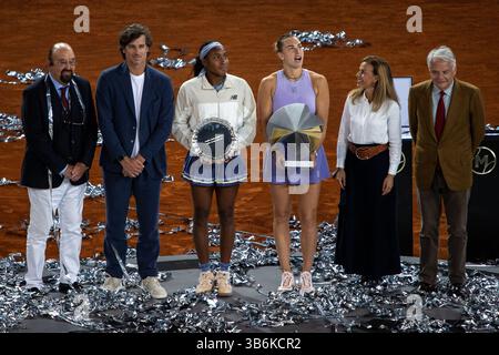 Madrid, Espagne. 03 mai 2025. Aryna Sabalenka (à droite) de Biélorussie et Coco Gauff (à gauche) des États-Unis posent pour une photo avec le trophée lors de la finale des singles féminins du Mutua Madrid Open 2025 - WTA 1000 qui s'est tenue à la Caja Magica. Résultat final : 6-3 7-6 pour Sabalenka. Crédit : SOPA images Limited/Alamy Live News Banque D'Images