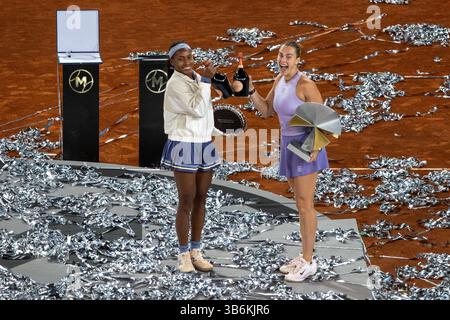 Madrid, Espagne. 03 mai 2025. Aryna Sabalenka (à droite) de Biélorussie et Coco Gauff (à gauche) des États-Unis posent pour une photo avec le trophée lors de la finale des singles féminins du Mutua Madrid Open 2025 - WTA 1000 qui s'est tenue à la Caja Magica. Résultat final : 6-3 7-6 pour Sabalenka. (Photo de David Canales/SOPA images/SIPA USA) crédit : SIPA USA/Alamy Live News Banque D'Images