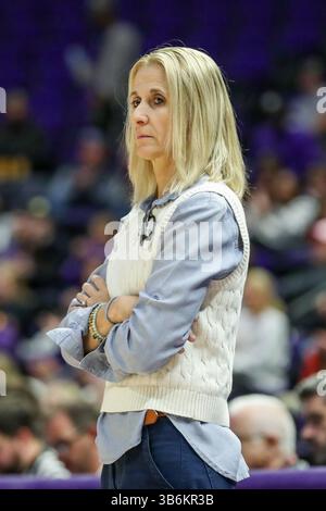 01 novembre 2023 : Kellie Kennedy, entraîneur-chef de Loyola, regarde son équipe jouer lors d'un match de basket-ball féminin de la NCAA entre le Loyola Wolf Pack et les LSU Tigers au Pete Maravich Assembly Center à Baton Rouge, EN LOUISIANE. Jonathan Mailhes/CSM (crédit image : © Jonathan Mailhes/CSM via ZUMA Press Wire) Banque D'Images
