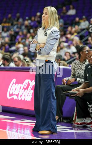 01 novembre 2023 : Kellie Kennedy, entraîneur-chef de Loyola, regarde son équipe jouer lors d'un match de basket-ball féminin de la NCAA entre le Loyola Wolf Pack et les LSU Tigers au Pete Maravich Assembly Center à Baton Rouge, EN LOUISIANE. Jonathan Mailhes/CSM (crédit image : © Jonathan Mailhes/CSM via ZUMA Press Wire) Banque D'Images